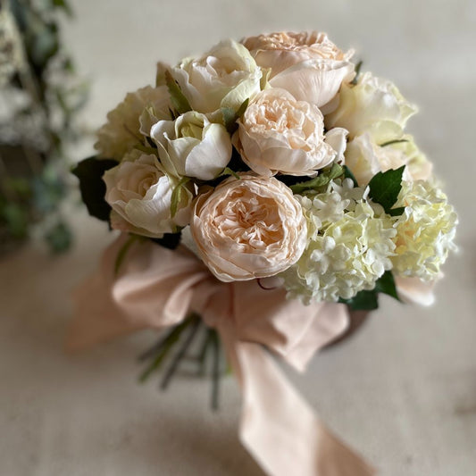 【造花】ホワイトローズのクラッチブーケとブートニア 【結婚式 フラワー 造花 ブーケ ブートニア】