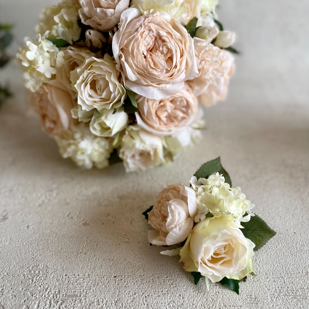 【造花】ホワイトローズのクラッチブーケとブートニア 【結婚式 フラワー 造花 ブーケ ブートニア】