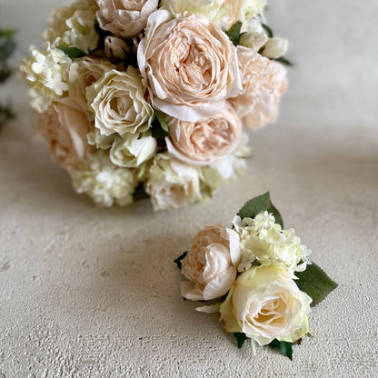 【造花】ホワイトローズのクラッチブーケとブートニア 【結婚式 フラワー 造花 ブーケ ブートニア】