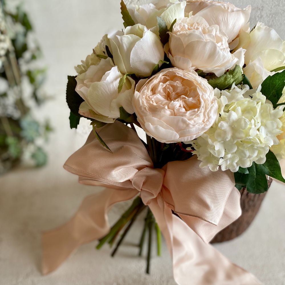 【造花】ホワイトローズのクラッチブーケとブートニア 【結婚式 フラワー 造花 ブーケ ブートニア】