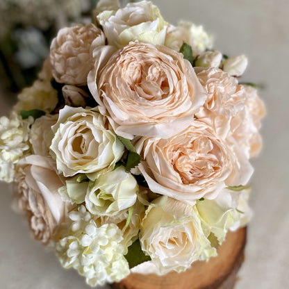 【造花】ホワイトローズのクラッチブーケとブートニア 【結婚式 フラワー 造花 ブーケ ブートニア】