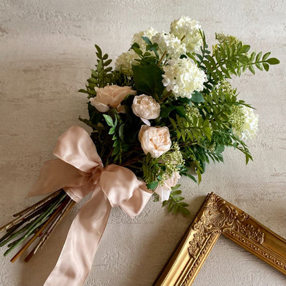 【造花】ホワイトグリーンのオーバルクラッチブーケとブートニア 【結婚式 フラワー 造花 ブーケ ブートニア】