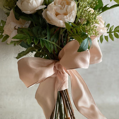 【造花】ホワイトグリーンのオーバルクラッチブーケとブートニア 【結婚式 フラワー 造花 ブーケ ブートニア】