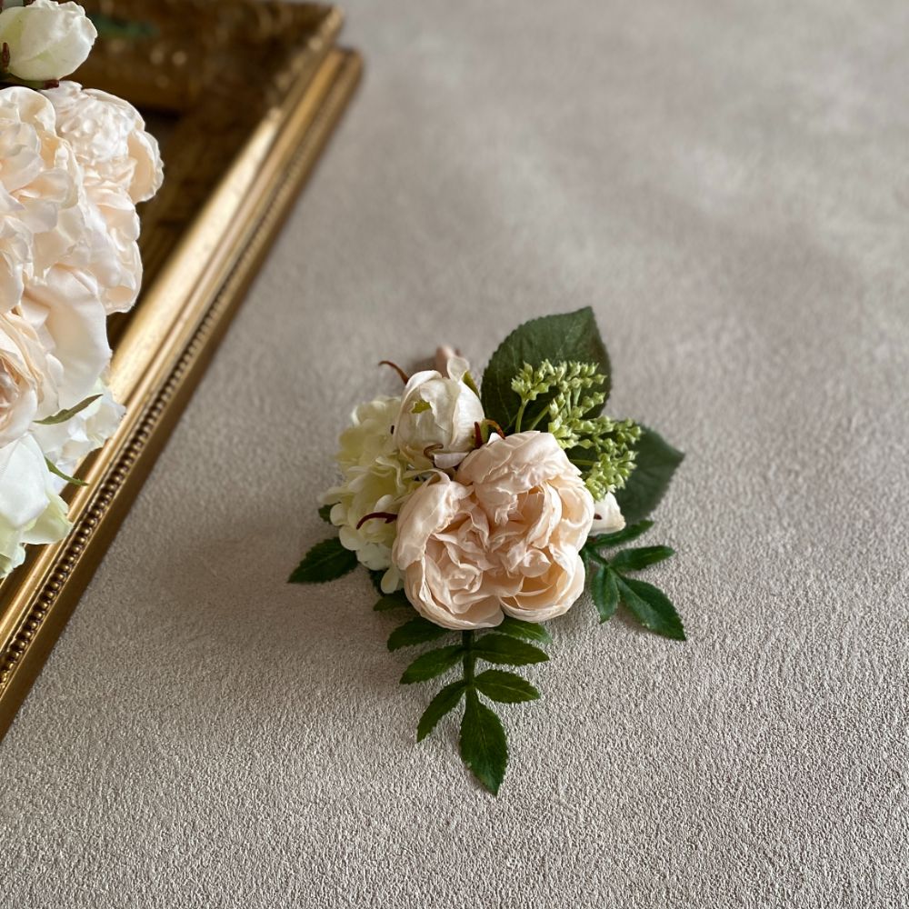 【造花】ホワイトグリーンのオーバルクラッチブーケとブートニア 【結婚式 フラワー 造花 ブーケ ブートニア】