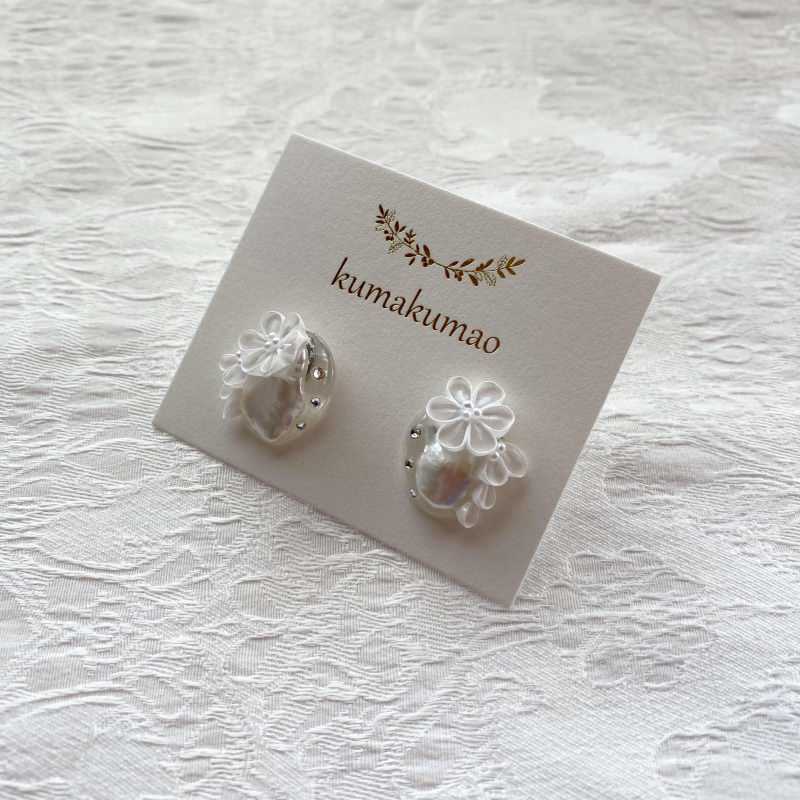 バロックパールとつまみ細工のイヤーアクセサリー 【結婚式 ピアス イヤリング】