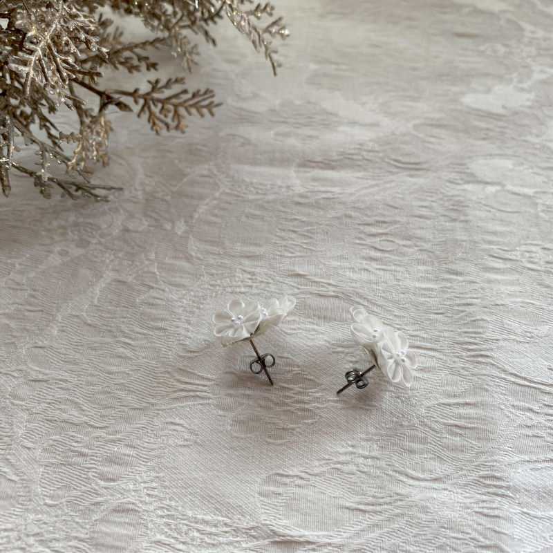 バロックパールとつまみ細工のイヤーアクセサリー 【結婚式 ピアス イヤリング】