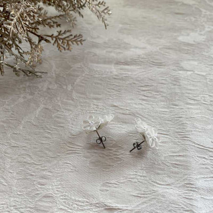 バロックパールとつまみ細工のイヤーアクセサリー 【結婚式 ピアス イヤリング】