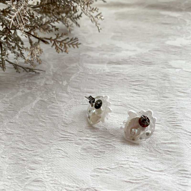 バロックパールとつまみ細工のイヤーアクセサリー 【結婚式 ピアス イヤリング】