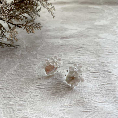 バロックパールとつまみ細工のイヤーアクセサリー 【結婚式 ピアス イヤリング】