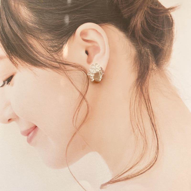 バロックパールとつまみ細工のイヤーアクセサリー 【結婚式 ピアス イヤリング】