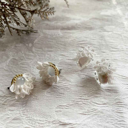 バロックパールとつまみ細工のイヤーアクセサリー 【結婚式 ピアス イヤリング】