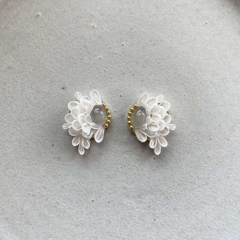 ムーンストーンとつまみ細工のイヤーアクセサリー 【結婚式 ピアス イヤリング】