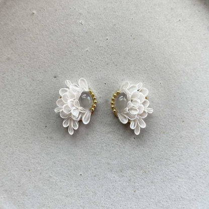 ムーンストーンとつまみ細工のイヤーアクセサリー 【結婚式 ピアス イヤリング】