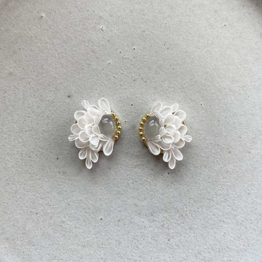 ムーンストーンとつまみ細工のイヤーアクセサリー 【結婚式 ピアス イヤリング】