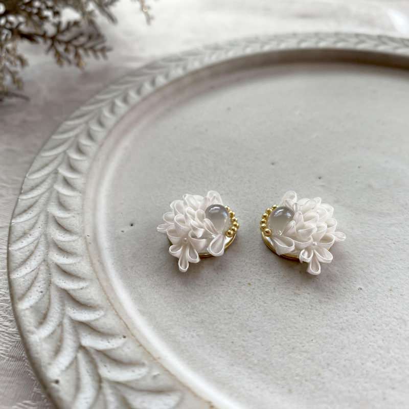 ムーンストーンとつまみ細工のイヤーアクセサリー 【結婚式 ピアス