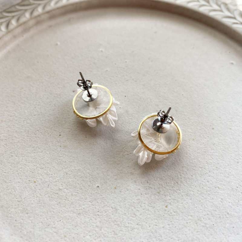 ムーンストーンとつまみ細工のイヤーアクセサリー 【結婚式 ピアス