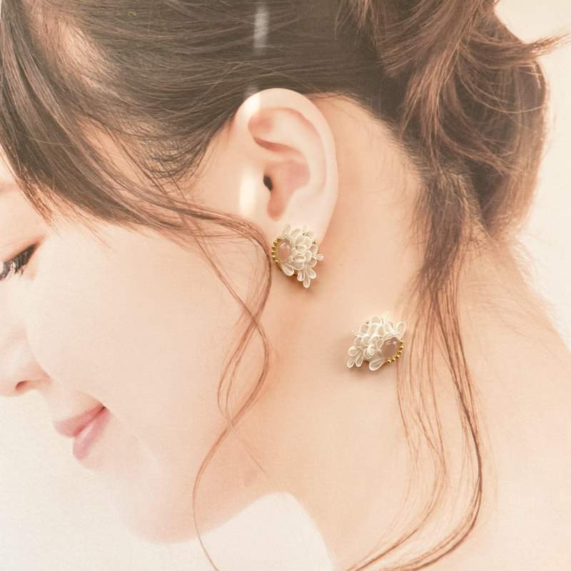 ムーンストーンとつまみ細工のイヤーアクセサリー 【結婚式 ピアス イヤリング】