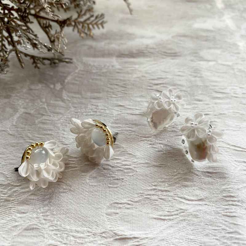 ムーンストーンとつまみ細工のイヤーアクセサリー 【結婚式 ピアス イヤリング】