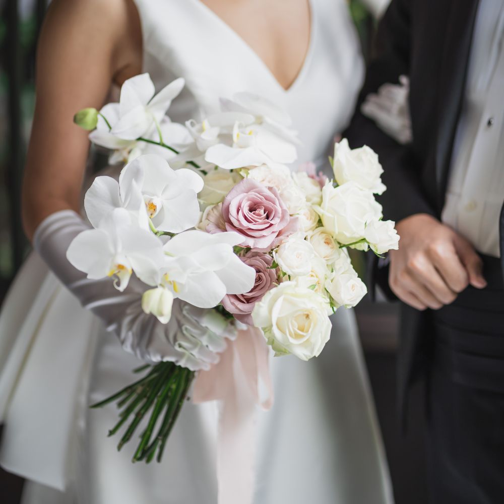 【生花】都内近郊お届け無料 クラッチブーケ 白×くすみピンク ホワイトローズ バラ 胡蝶蘭 【結婚式 フラワー 生花 ブーケ ブートニア】
