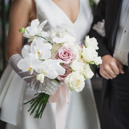 【生花】都内近郊お届け無料 クラッチブーケ 白×くすみピンク ホワイトローズ バラ 胡蝶蘭 【結婚式 フラワー 生花 ブーケ ブートニア】