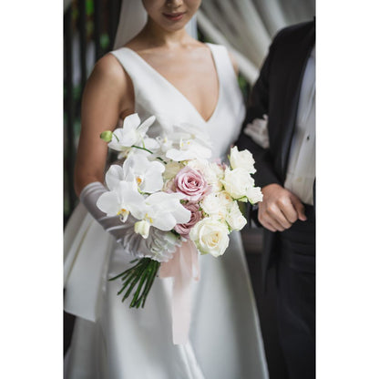 【生花】都内近郊お届け無料 クラッチブーケ 白×くすみピンク ホワイトローズ バラ 胡蝶蘭 【結婚式 フラワー 生花 ブーケ ブートニア】