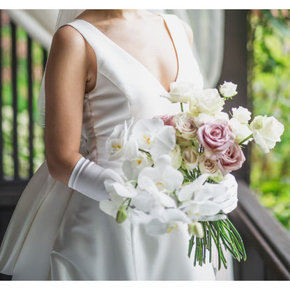 【生花】都内近郊お届け無料 クラッチブーケ 白×くすみピンク ホワイトローズ バラ 胡蝶蘭 【結婚式 フラワー 生花 ブーケ ブートニア】