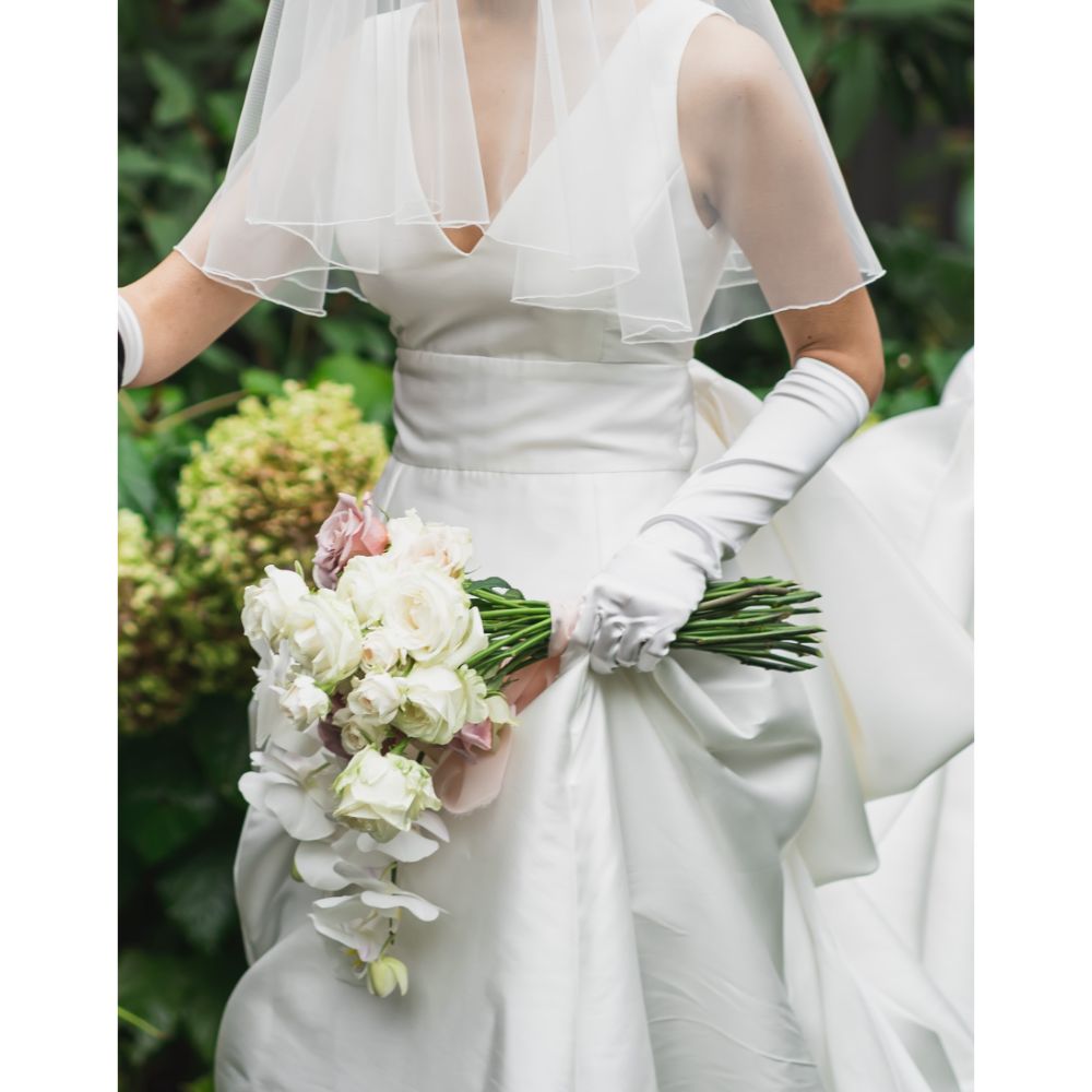 【生花】都内近郊お届け無料 クラッチブーケ 白×くすみピンク ホワイトローズ バラ 胡蝶蘭 【結婚式 フラワー 生花 ブーケ ブートニア】