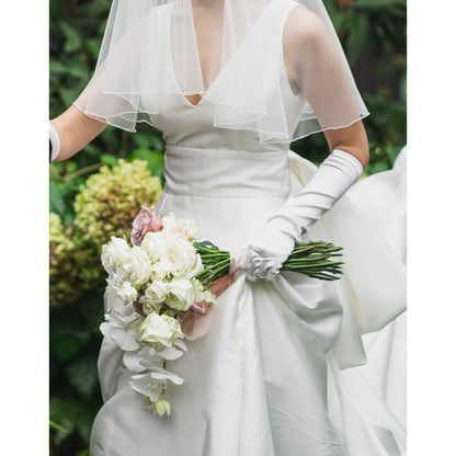 【生花】都内近郊お届け無料 クラッチブーケ 白×くすみピンク ホワイトローズ バラ 胡蝶蘭 【結婚式 フラワー 生花 ブーケ ブートニア】