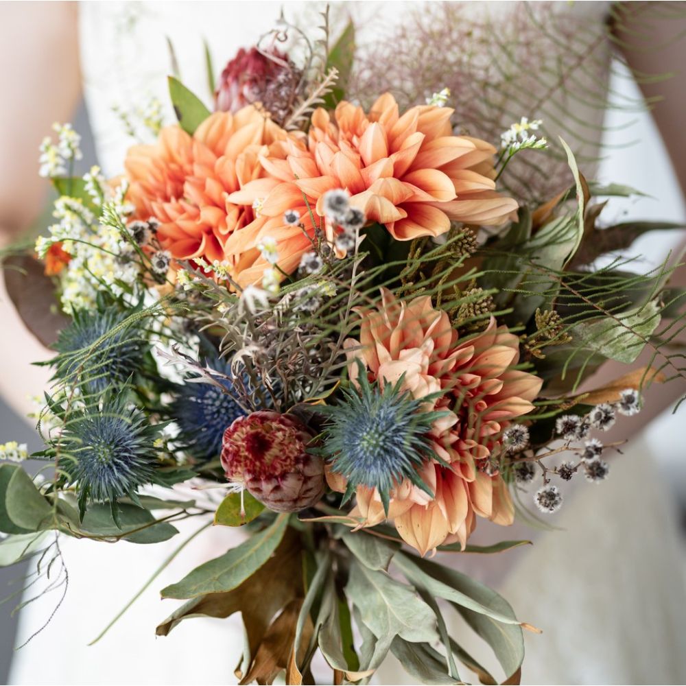 【生花】都内近郊お届け無料 クラッチブーケ オレンジダリア プロテア 【結婚式 フラワー 生花 ブーケ ブートニア】