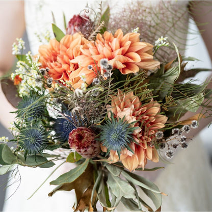 【生花】都内近郊お届け無料 クラッチブーケ オレンジダリア プロテア 【結婚式 フラワー 生花 ブーケ ブートニア】