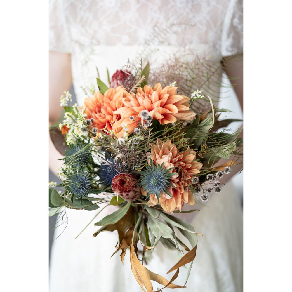 【生花】都内近郊お届け無料 クラッチブーケ オレンジダリア プロテア 【結婚式 フラワー 生花 ブーケ ブートニア】