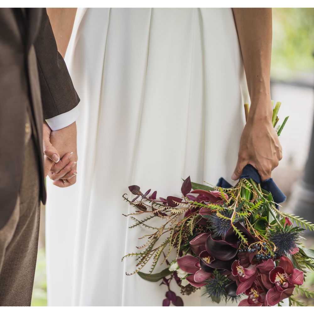 【生花】都内近郊お届け無料　クラッチブーケ　ボルドー　シンビジューム　カラー　【結婚式　フラワー　生花　ブーケ　ブートニア】