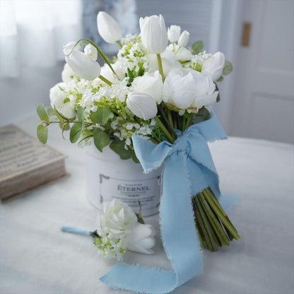 チューリップのホワイトグリーンブーケ【結婚式　フワラー　アーティフィシャルフラワー　ブーケ　ブートニア】