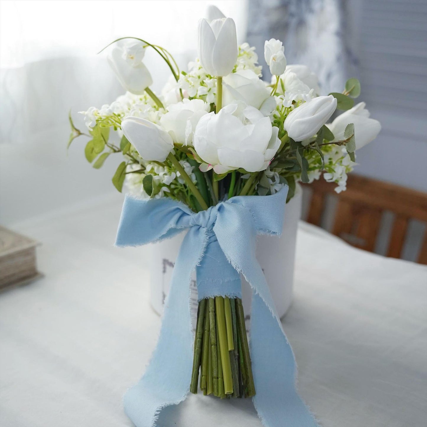 チューリップのホワイトグリーンブーケ【結婚式　フワラー　アーティフィシャルフラワー　ブーケ　ブートニア】