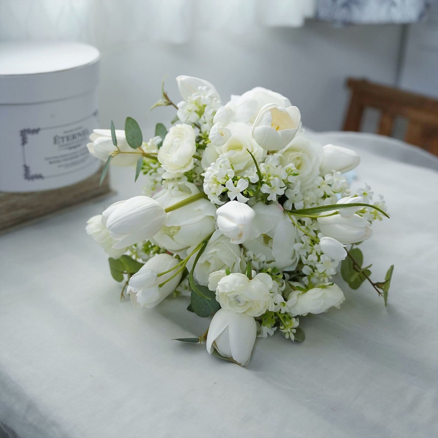 チューリップのホワイトグリーンブーケ【結婚式　フワラー　アーティフィシャルフラワー　ブーケ　ブートニア】