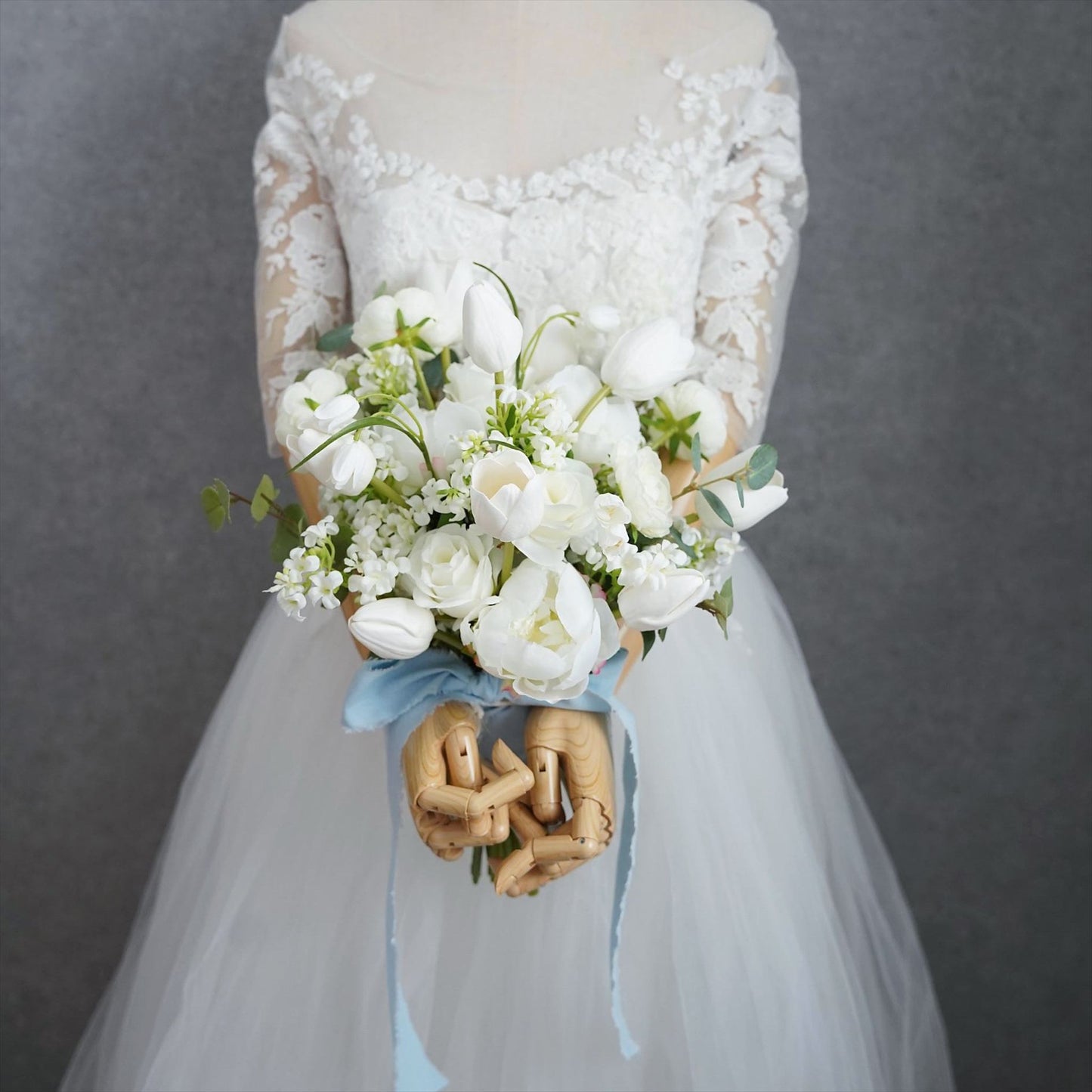 チューリップのホワイトグリーンブーケ【結婚式　フワラー　アーティフィシャルフラワー　ブーケ　ブートニア】