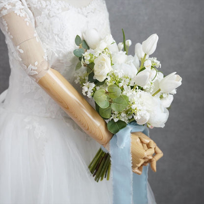 チューリップのホワイトグリーンブーケ【結婚式　フワラー　アーティフィシャルフラワー　ブーケ　ブートニア】