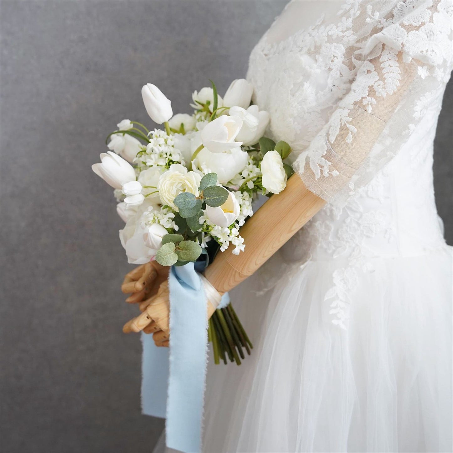 チューリップのホワイトグリーンブーケ【結婚式　フワラー　アーティフィシャルフラワー　ブーケ　ブートニア】