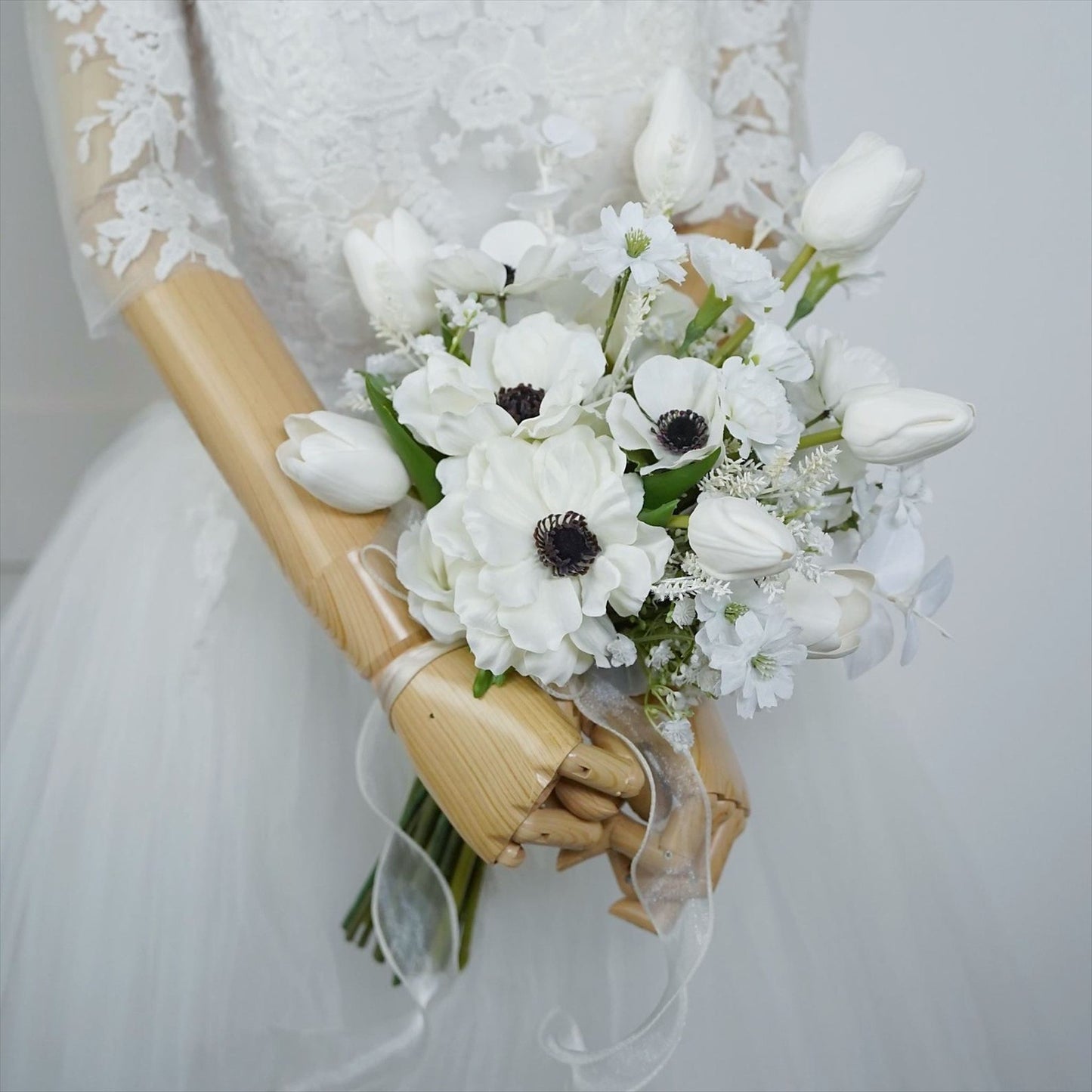 アネモネとチューリップのホワイトブーケ【結婚式 ブーケ ブートニア アートブーケ】