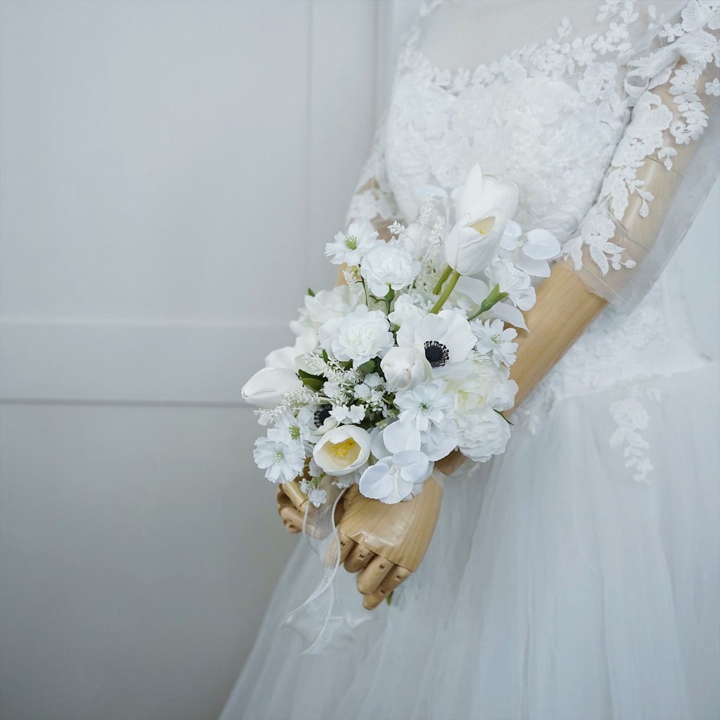アネモネとチューリップのホワイトブーケ【結婚式 ブーケ ブートニア アートブーケ】