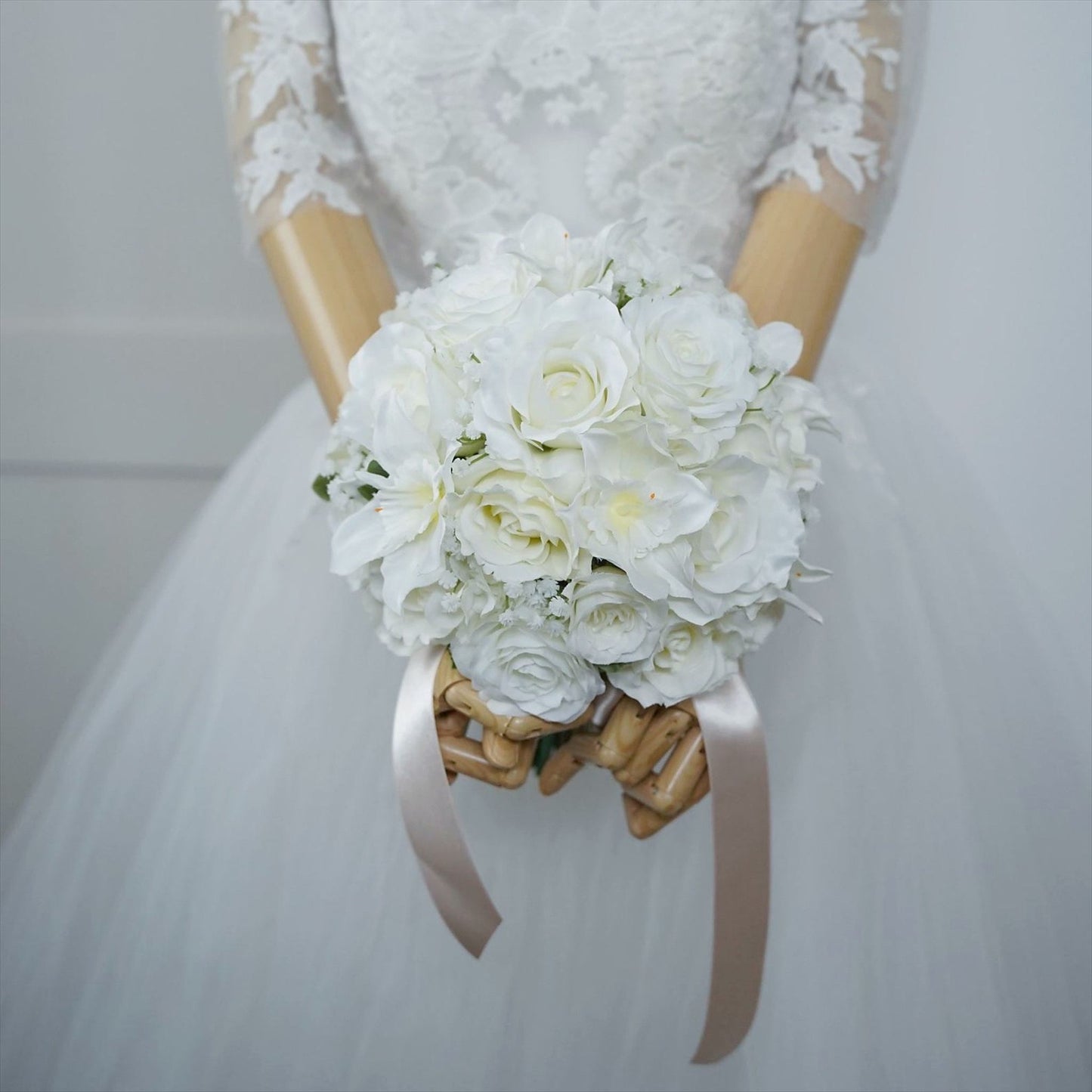 バラとユーチャリスのラウンドブーケ【結婚式 ブーケ ブートニア アートブーケ】