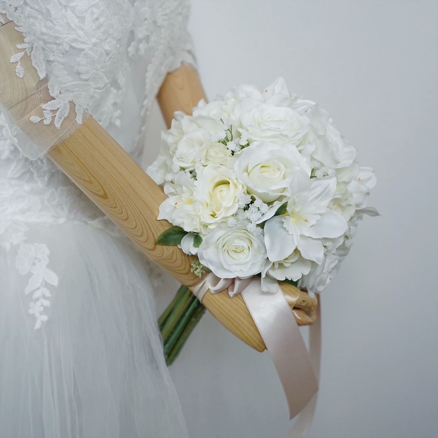 バラとユーチャリスのラウンドブーケ【結婚式 ブーケ ブートニア アートブーケ】