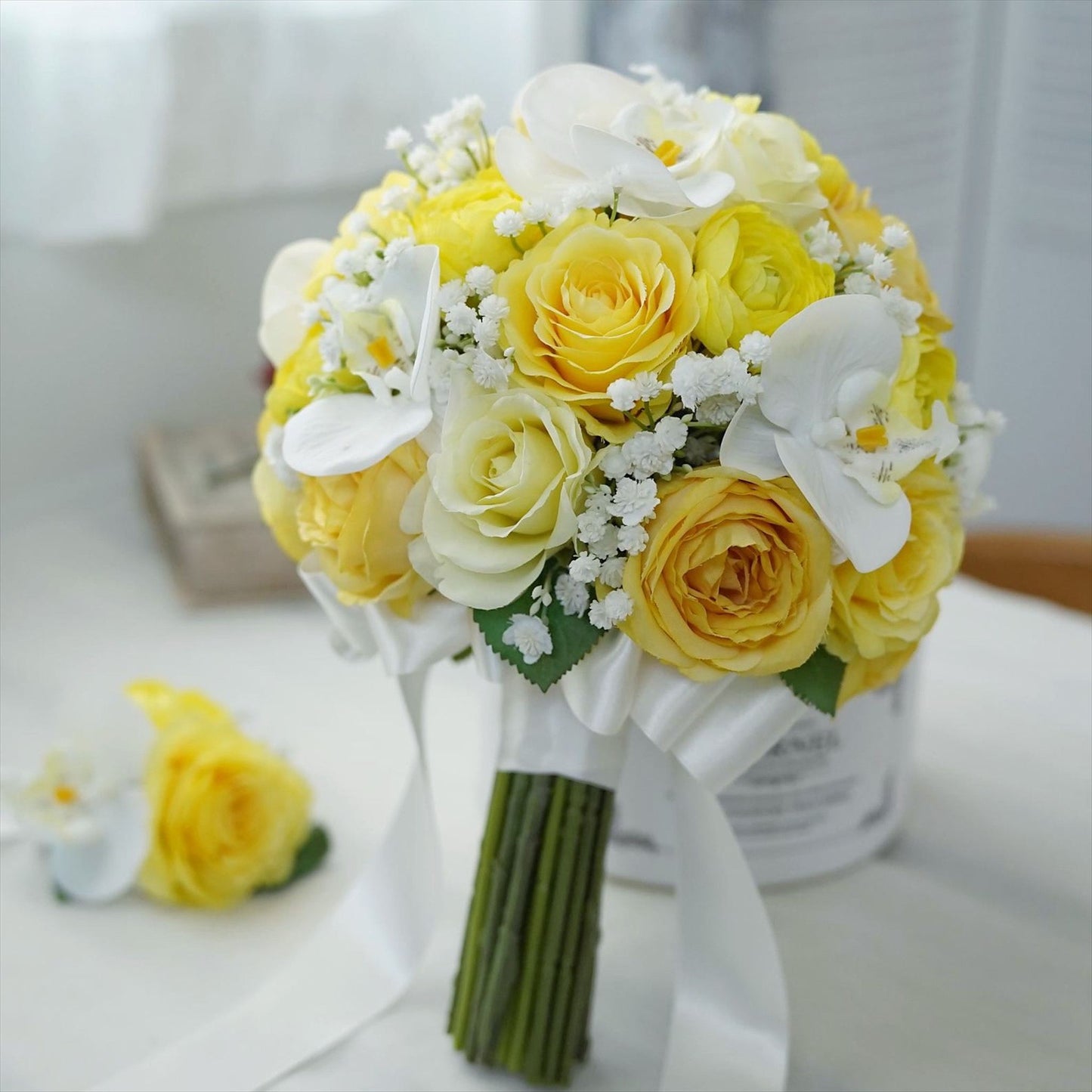 黄色のバラと胡蝶蘭のラウンドブーケ　ヘアパーツプレゼント【結婚式　フラワー　造花　ブーケ　ブートニア】