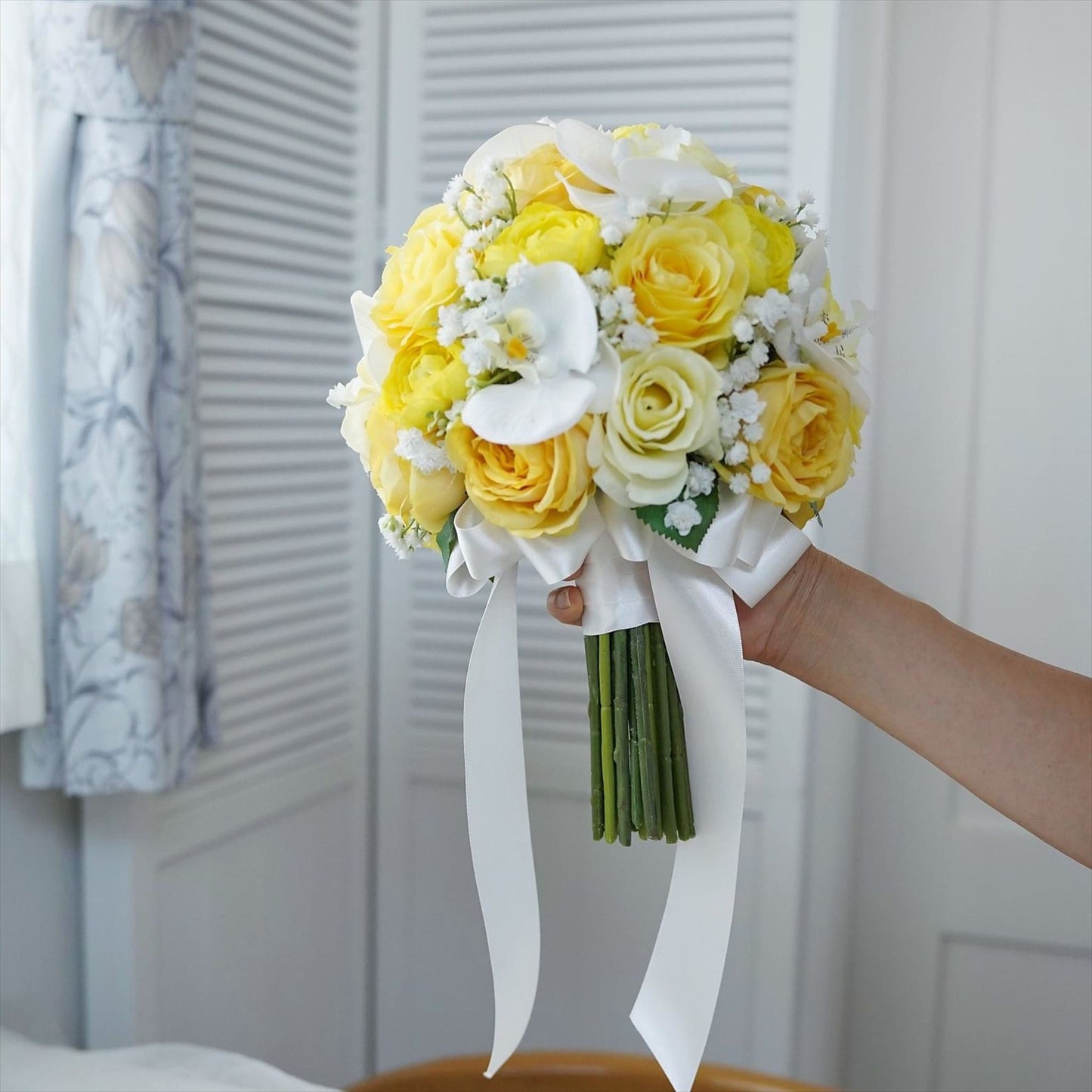 黄色のバラと胡蝶蘭のラウンドブーケ　ヘアパーツプレゼント【結婚式　フラワー　造花　ブーケ　ブートニア】
