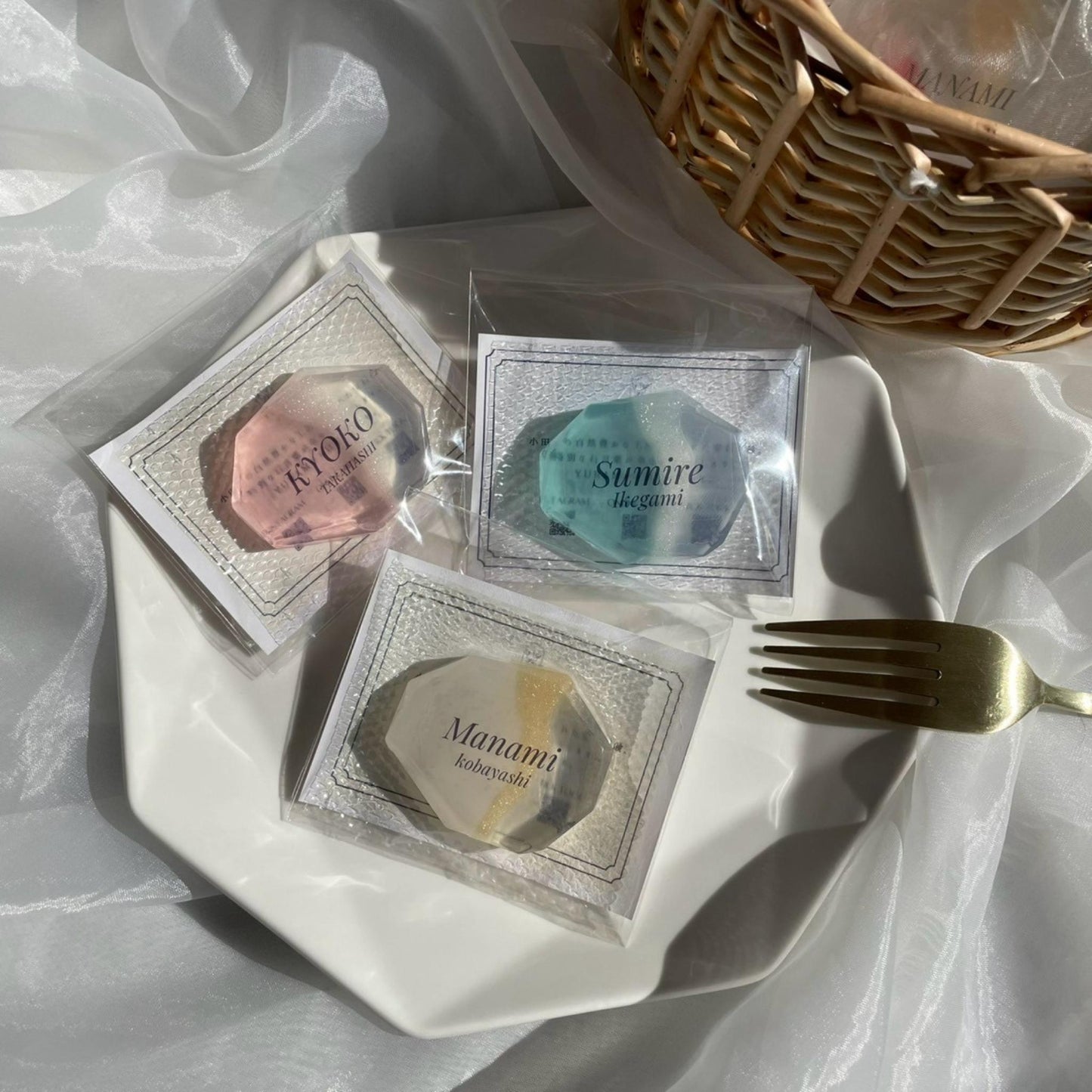 【YURAM席札石鹸】4種類の宝石石鹸と花の香りのハンドソープ（ランダムカラー）