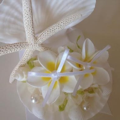 「PUA ALLY (プアアリ)」貝殻のリングピロー プルメリア(造花)