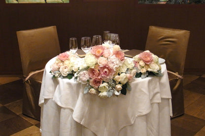 《生花》ピンクバラと白バラのメインテーブル《結婚式 生花 フラワー ブライダル》