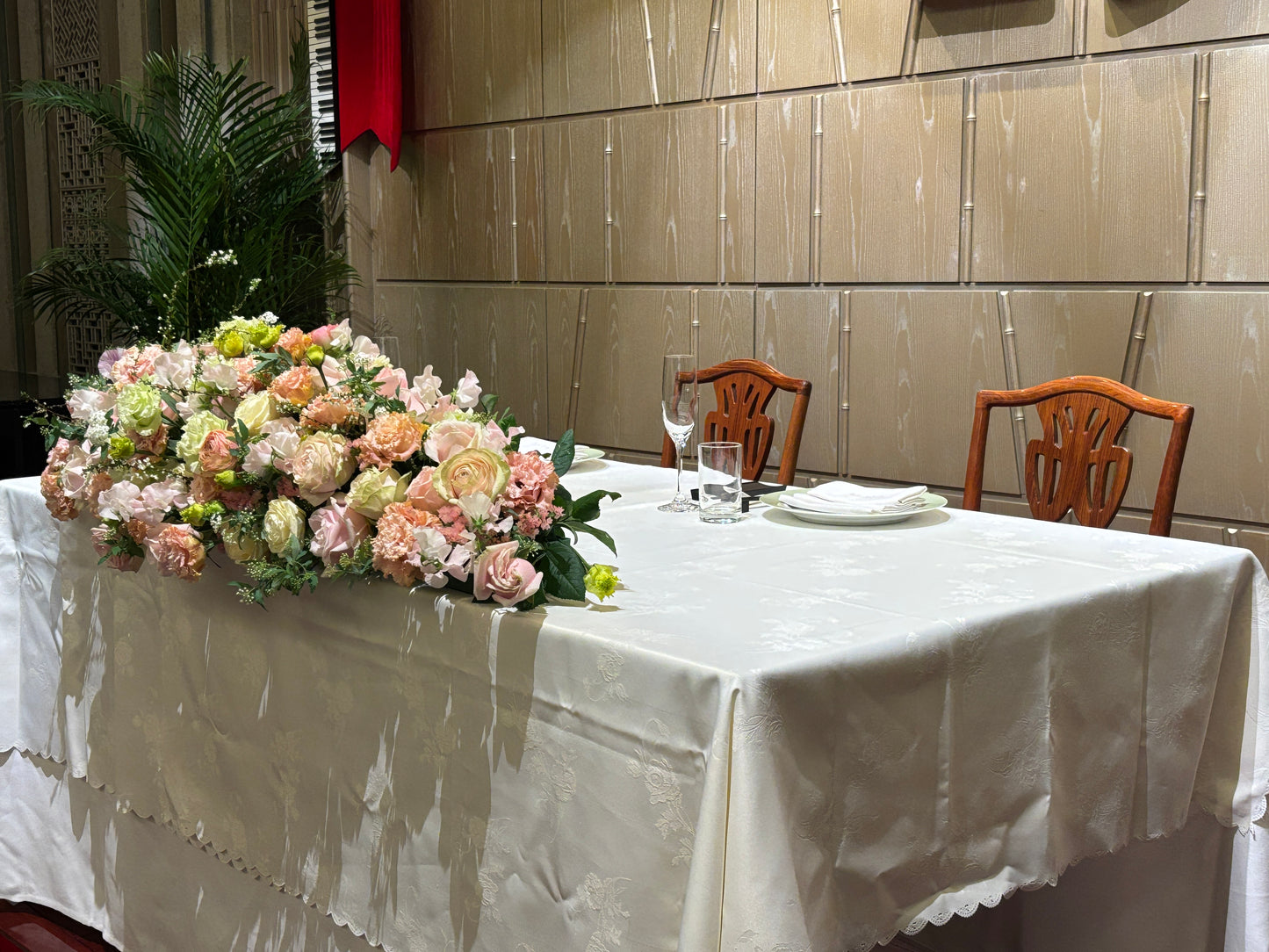 《生花》ピンクバラとトルコキキョウのメインテーブル《結婚式 生花 フラワー ブライダル》