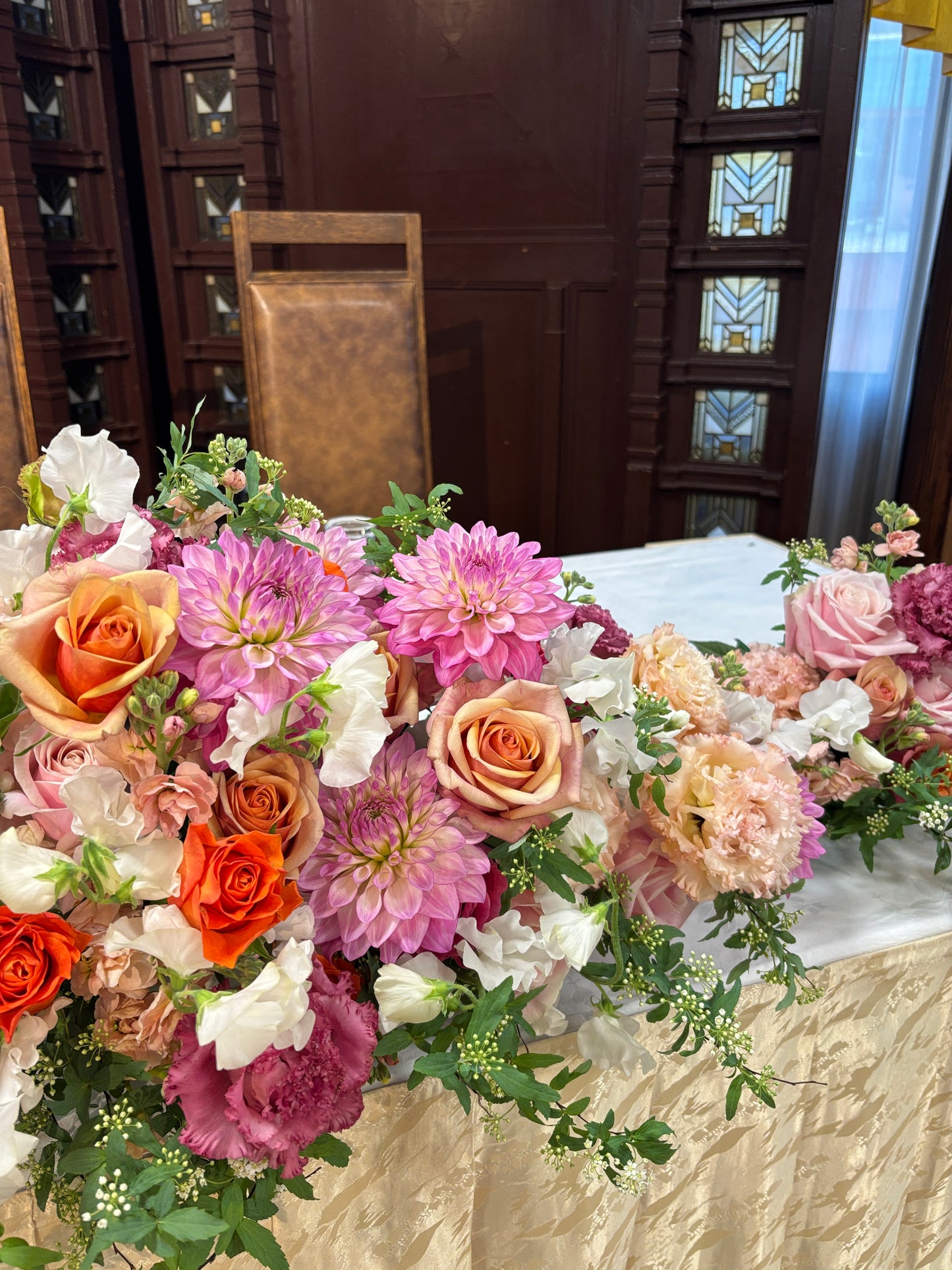 《生花》ダリアとオレンジバラのグラデーションメインテーブル《結婚式 生花 フラワー ブライダル》