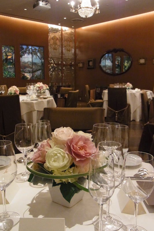 《生花》ピンクバラと白バラのゲストテーブル《結婚式 生花 フラワー ブライダル》